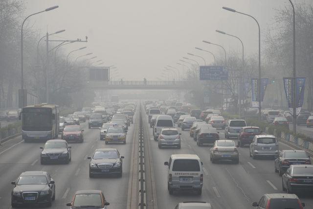 AIR POLLUTION. Midday traffic moves slowly through air pollution which exceeds the level of 400 on the air quality index, rating a hazardous warning, in Beijing, China, 26 March 2014. Adrian Bradshaw/EPA